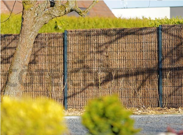 brande de bruyère fixée sur une clôture rigide