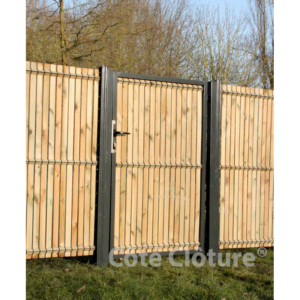 Portillon de jardin occulté par des lattes d'occultation en bois