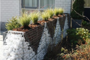 gabion décoratif installation bicolore