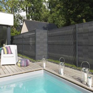 cloture anthracite autour d'une piscine