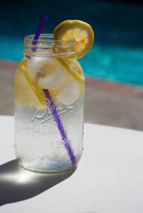 profiter de la piscine au soleil