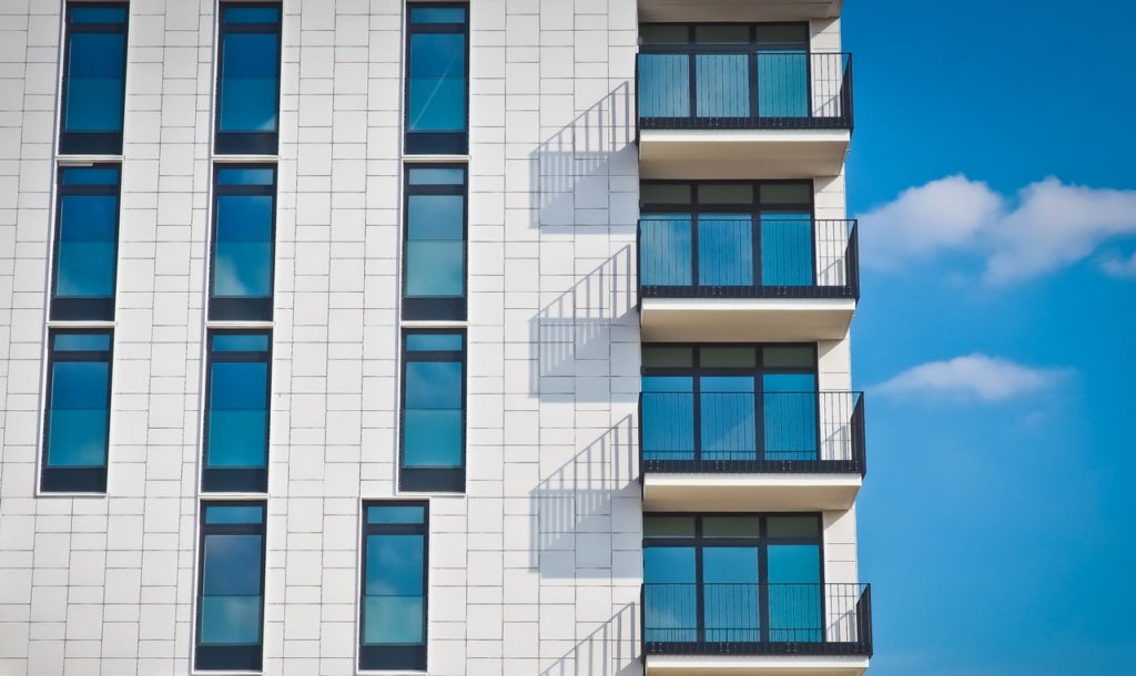 Balcon neuf transparent sur immeuble