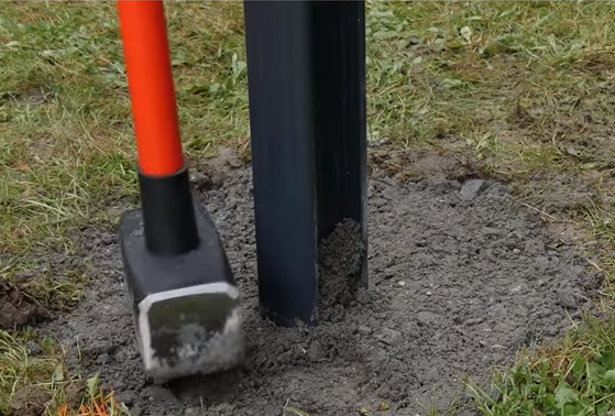 poteau scellé dans le béton